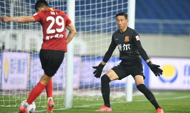 【中超】谭龙头球破门越位+中柱 长春0比0武汉