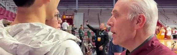 云开体育官网-张博源访问明尼苏达大学Vlog！参观运动设施 拍摄定妆照