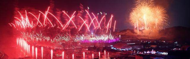 周末的东京国立球场:50994人围观1500发烟花齐射