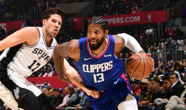 云开体育-洛城双雄处境截然不同 湖人混沌快艇逼近西部前四